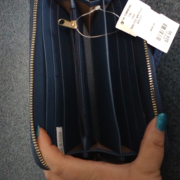 Elegant Blue Quilted Wristlet NWT - Picture 3 of 4